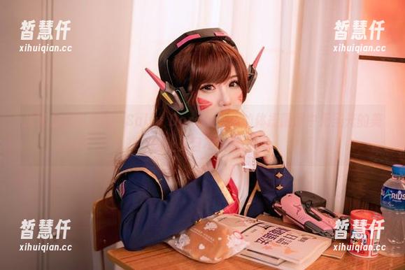 从未见过的展现，Sally Dorasnow的体操服照中无圣光的美图让人目不转睛。